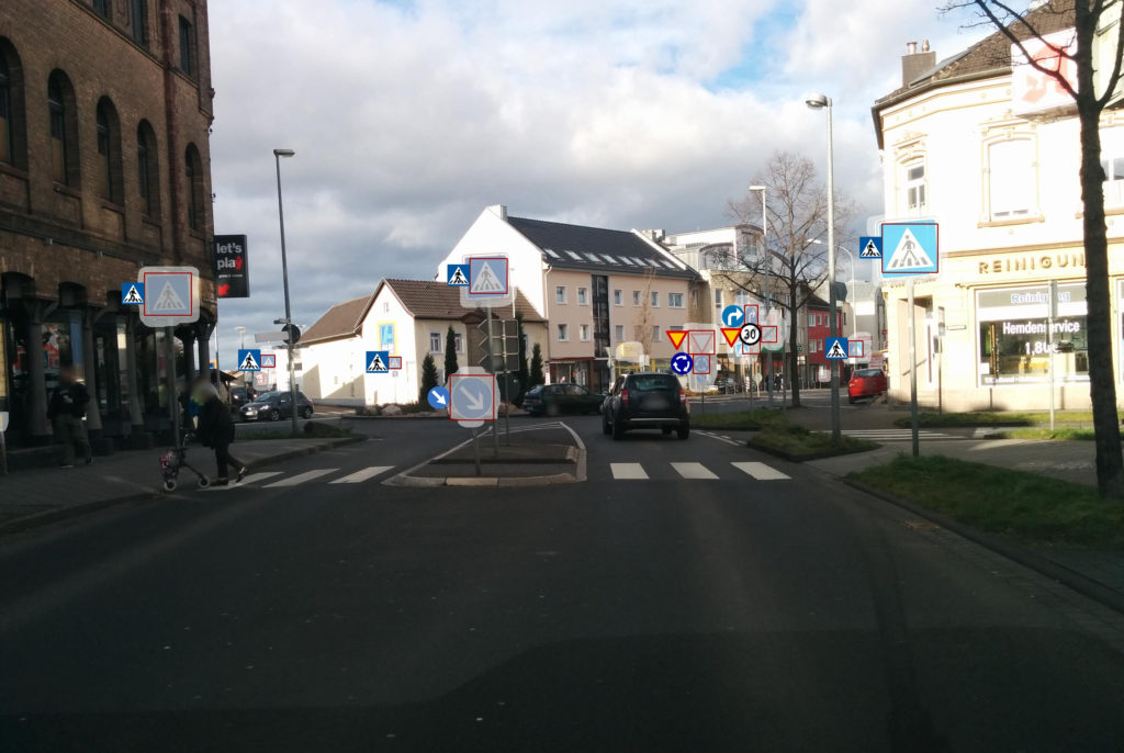Détections automatiques de panneaux routiers (source : Mapillary)